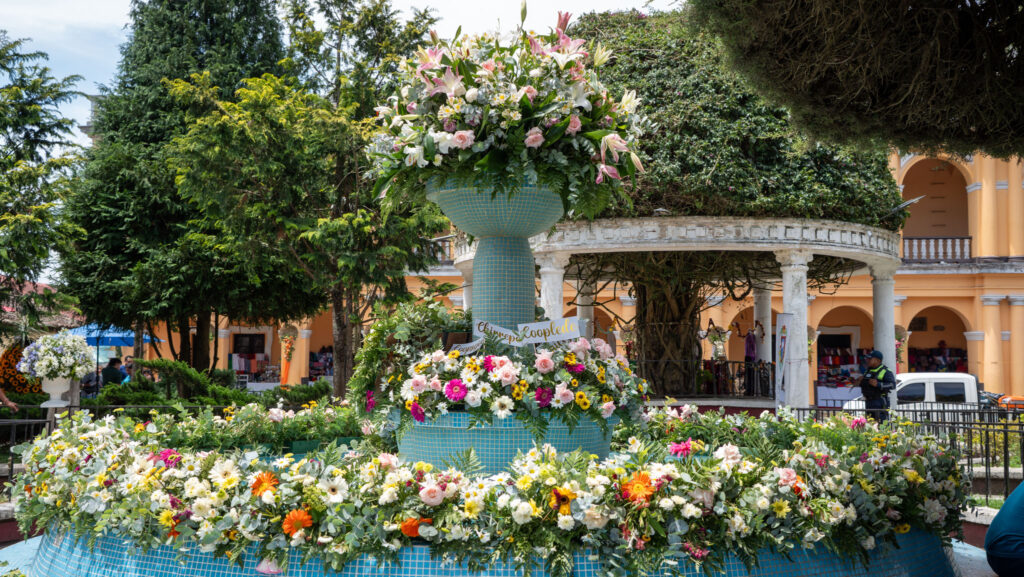 Decoración floral en una fuente del parque central de Cobán durante Floraao.