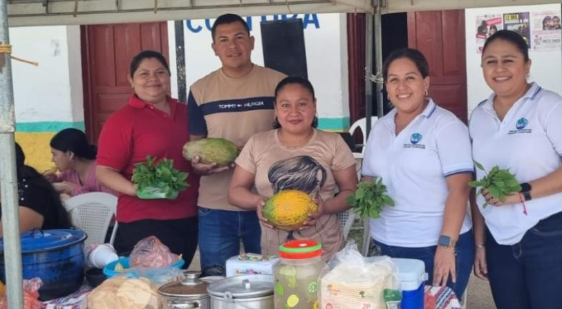 Productores muestran alimentos y productos locales en la Feria del Agricultor de Petén.