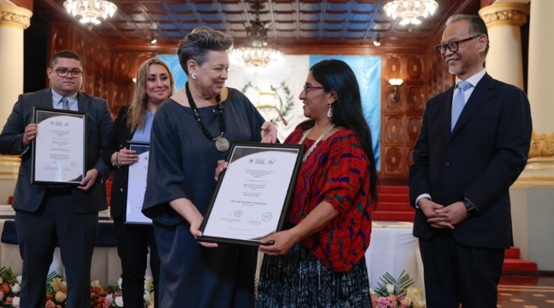 Representantes de mujeres tejedoras participan en la entrega de apoyos productivos.