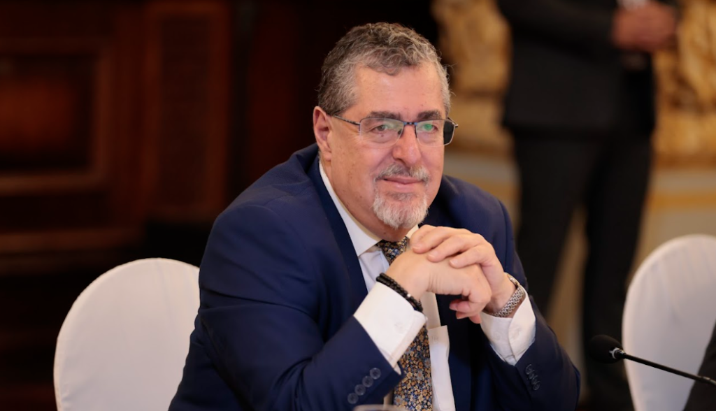 Bernardo Arévalo durante una actividad oficial, en la imagen de la fuente sobre Global Big Day.