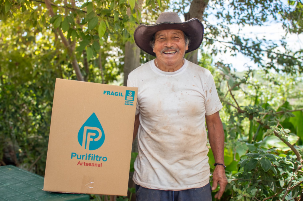 Participante de Sipacapa sostiene un filtro de agua entregado a su hogar.