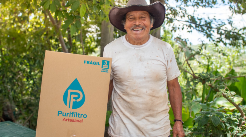 Participante de Sipacapa sostiene un filtro de agua entregado a su hogar.