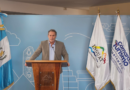 Presentación de CATM 2026: un expositor en el podio, junto a las banderas de Guatemala, Inguat y la Cámara de Turismo.
