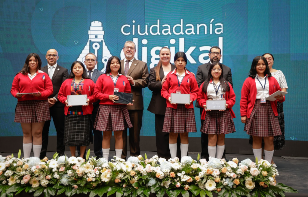 Estudiantes y autoridades durante una entrega de herramientas digitales educativas.