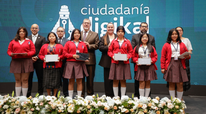 Estudiantes y autoridades durante una entrega de herramientas digitales educativas.