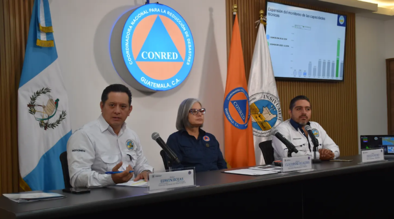 Representantes institucionales presentan información sobre monitoreo sísmico.
