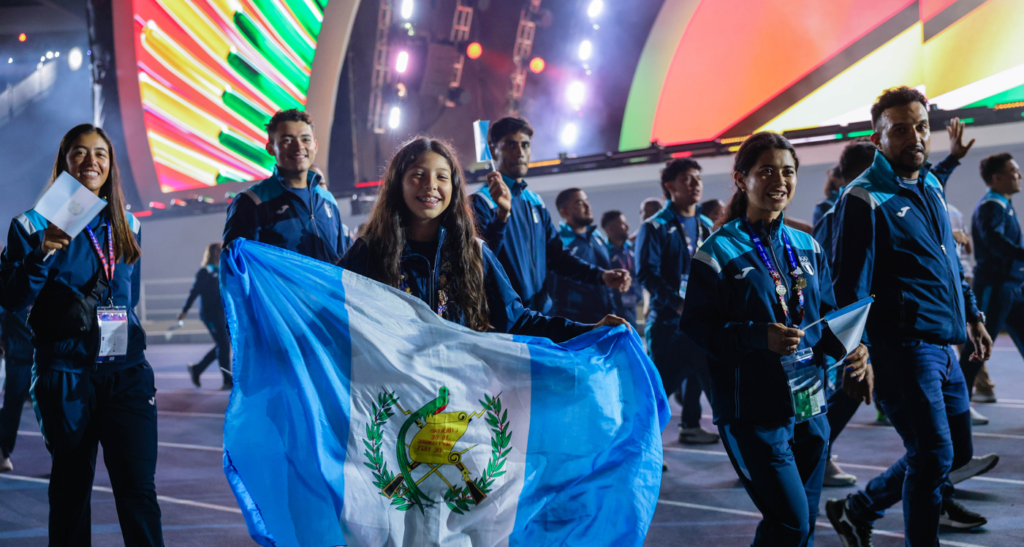 Deportistas guatemaltecos desfilan con la bandera nacional en Santo Domingo 2026.