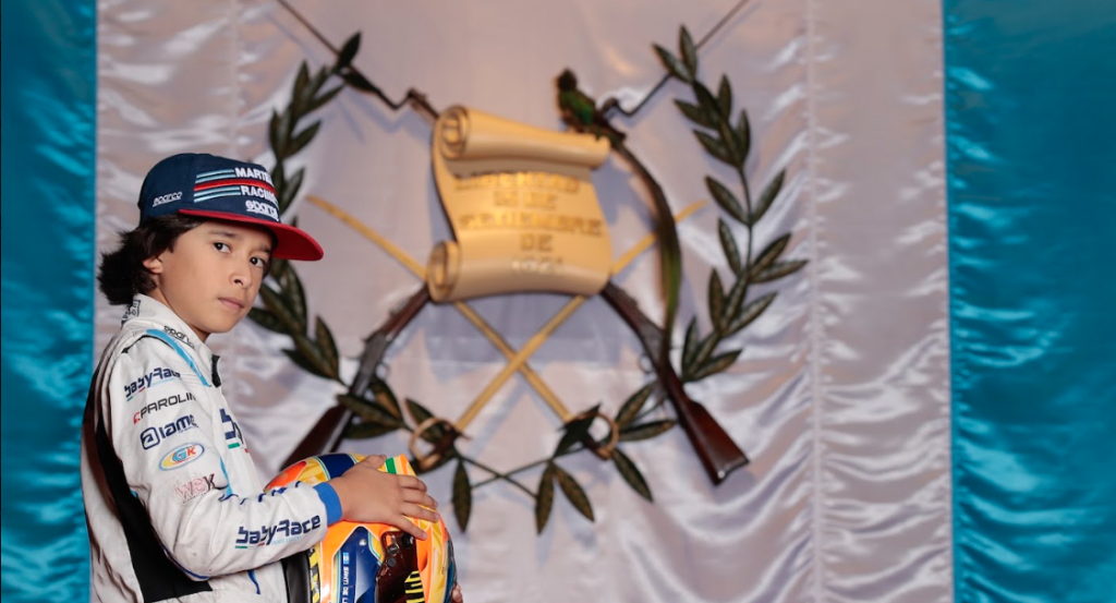 El piloto Santiago de León junto a su equipo y trofeos.