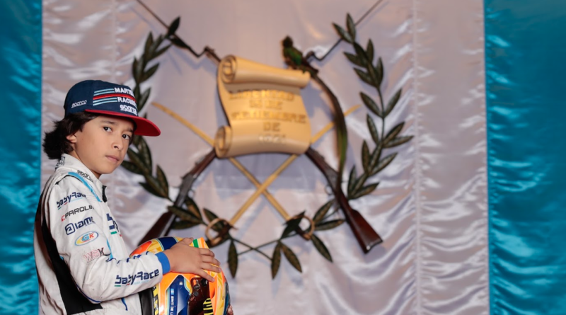 El piloto Santiago de León junto a su equipo y trofeos.