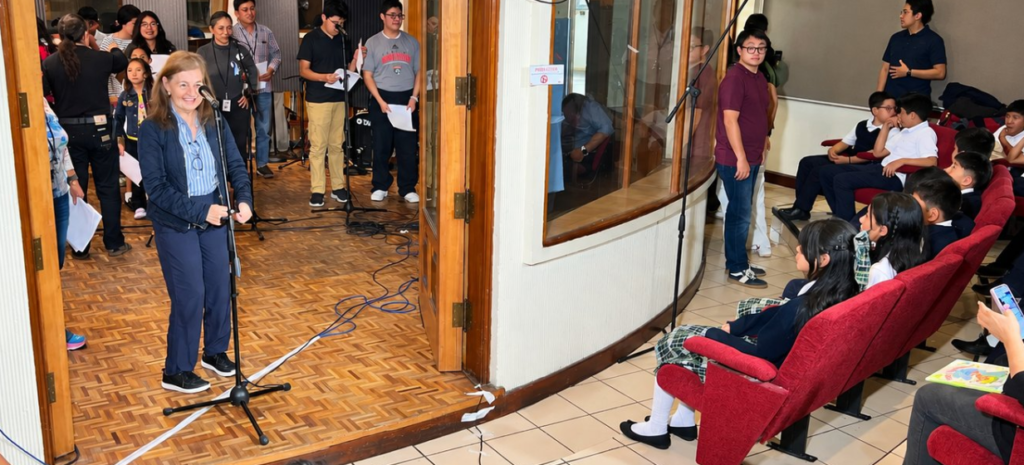Participantes en una producción de radioteatro infantil de TGW.