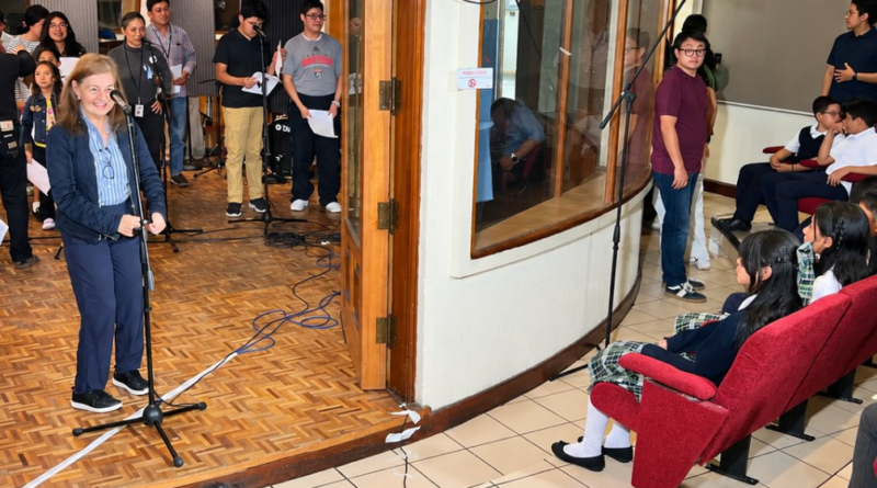 Participantes en una producción de radioteatro infantil de TGW.