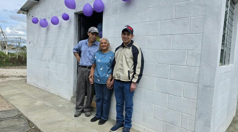 Una familia frente a su vivienda en Santa Cruz del Quiché.