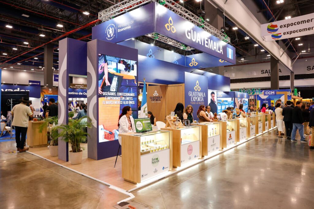 Pabellón de Guatemala en Expocomer 2026, con exhibidoras y productos nacionales.