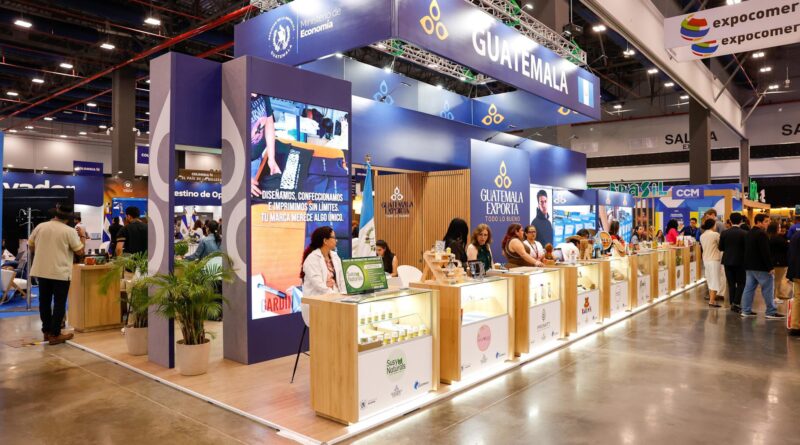 Pabellón de Guatemala en Expocomer 2026, con exhibidoras y productos nacionales.