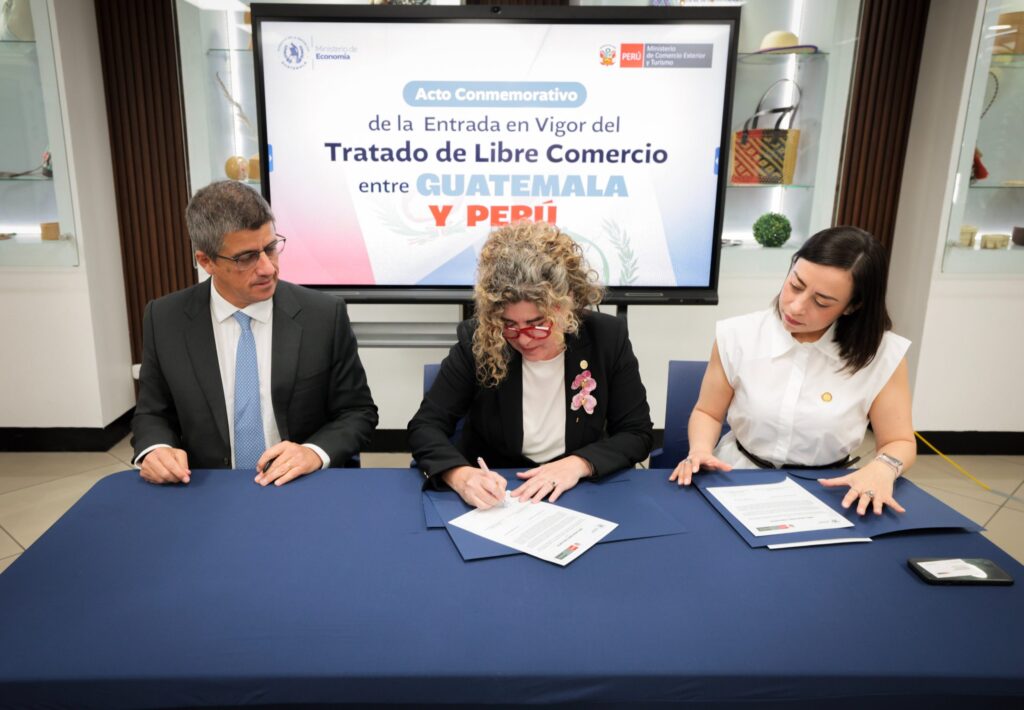 Autoridades participan en un acto sobre el tratado comercial entre Guatemala y Perú.