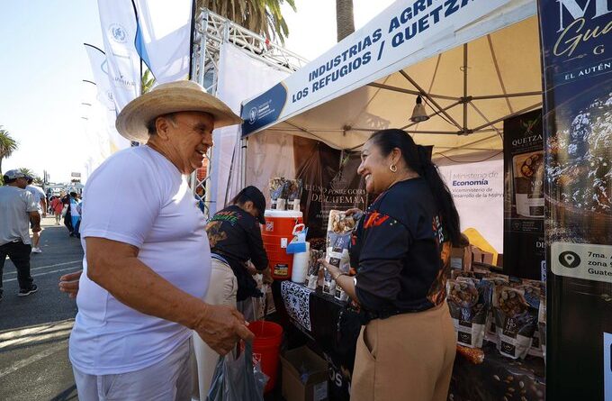 Visitantes se acercan a un puesto de productos guatemaltecos en el Festival Chapín.