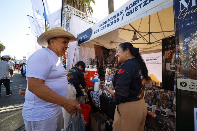Visitantes se acercan a un puesto de productos guatemaltecos en el Festival Chapín.