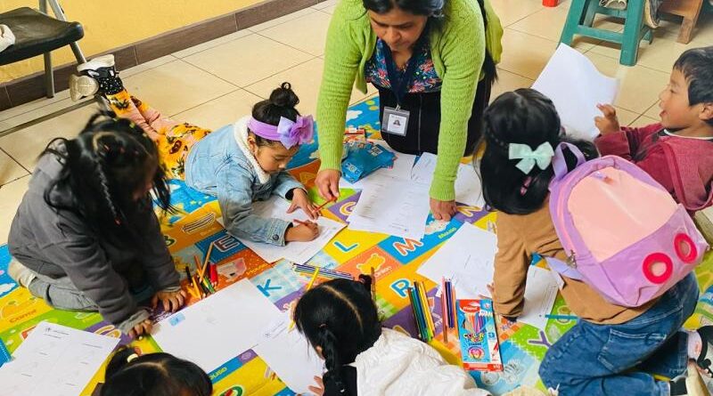 Niños participan en una actividad de aprendizaje del idioma k’iche’ en Nahualá.