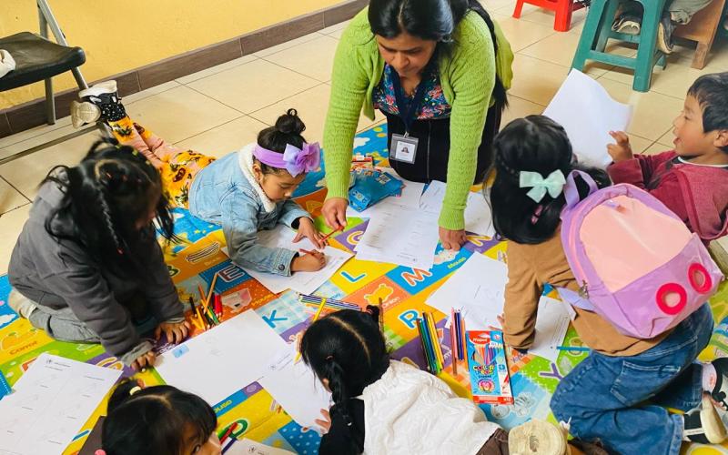 Niños participan en una actividad de aprendizaje del idioma k’iche’ en Nahualá.