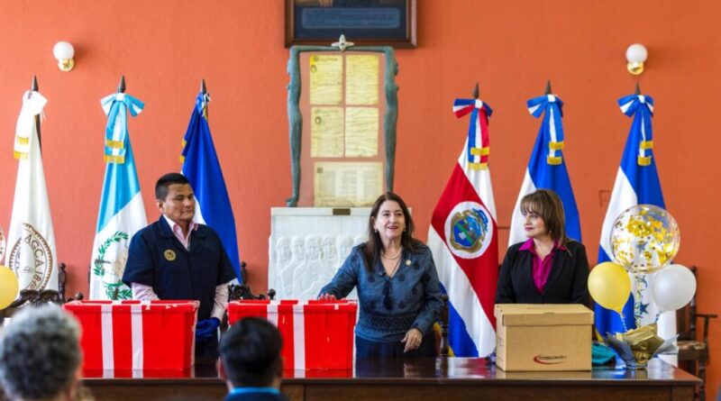 Acto de retorno de documentos históricos al Archivo General de Centroamérica.