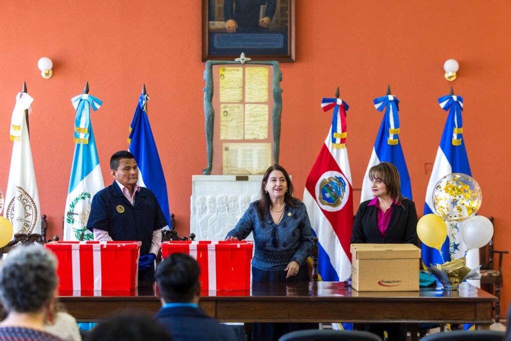 Acto de retorno de documentos históricos al Archivo General de Centroamérica.
