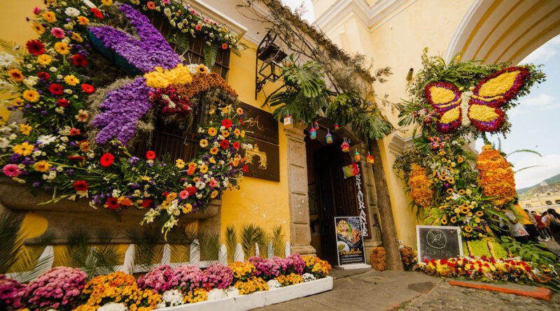 Instalación floral en Antigua Guatemala, en una fotografía de archivo del festival.