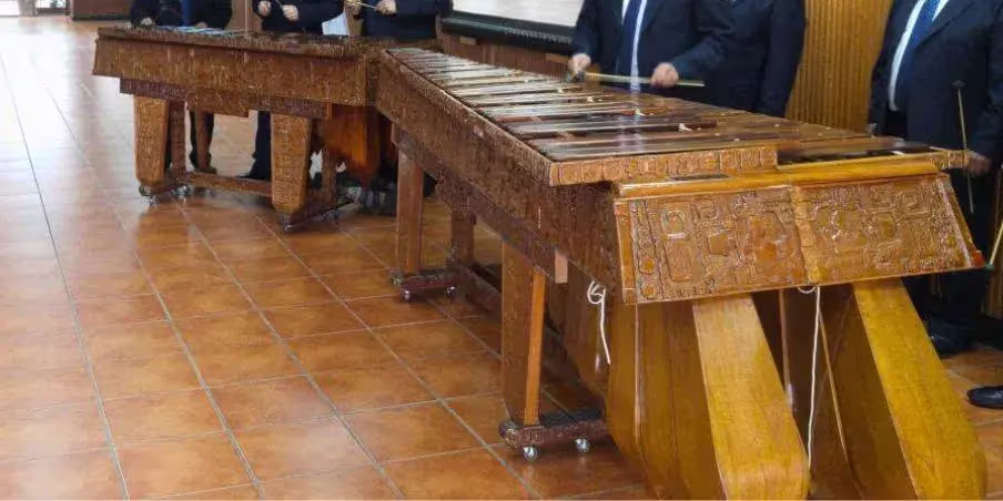 Marimba guatemalteca con su teclado y cajas de resonancia.