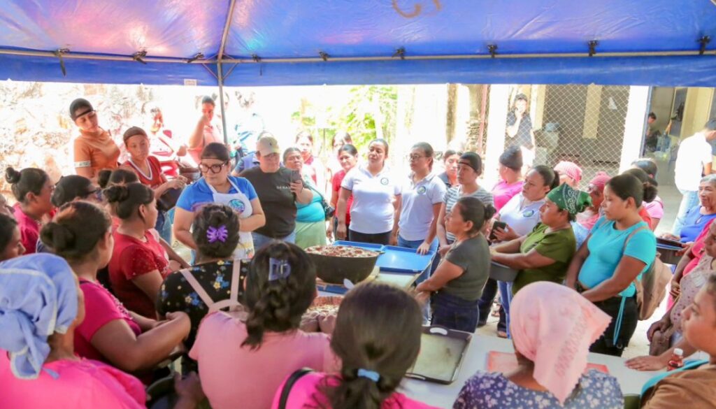 Mujeres de San Jacinto participan en una jornada de capacitación productiva.