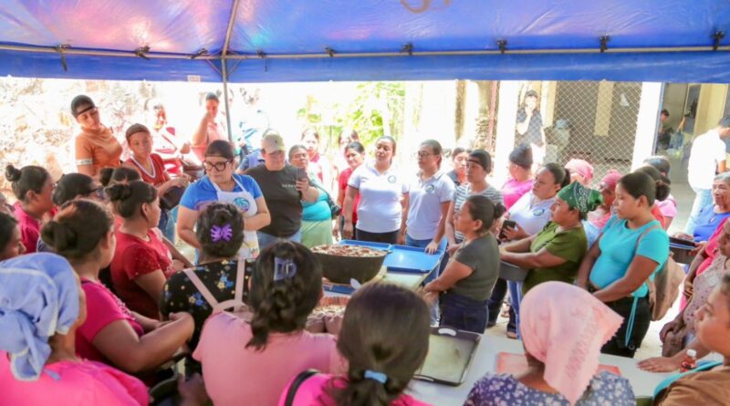 Mujeres de San Jacinto participan en una jornada de capacitación productiva.