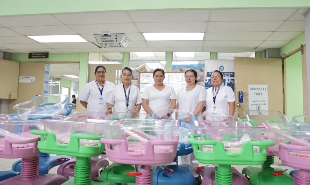 Personal del Hospital de Totonicapán junto a las cunas del servicio neonatal.