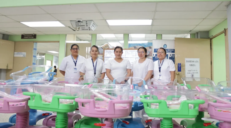 Personal del Hospital de Totonicapán junto a las cunas del servicio neonatal.