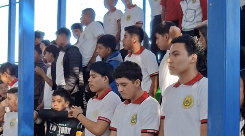 Estudiantes del instituto de Yupiltepeque reunidos durante una actividad en el establecimiento.