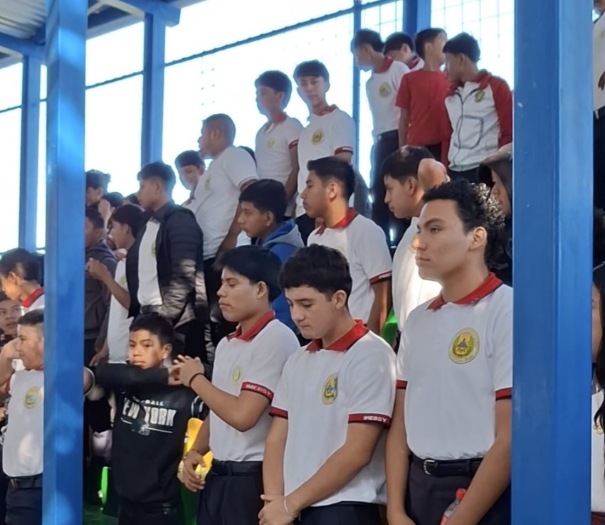 Estudiantes del instituto de Yupiltepeque reunidos durante una actividad en el establecimiento.