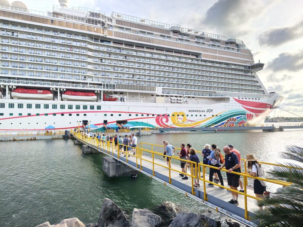 El crucero Norwegian Joy durante su llegada a Puerto Quetzal.