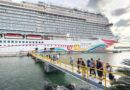 El crucero Norwegian Joy durante su llegada a Puerto Quetzal.