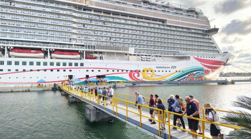 El crucero Norwegian Joy durante su llegada a Puerto Quetzal.