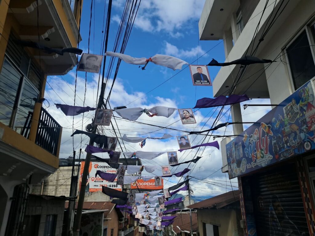 Barriletes instalados en San Pedro La Laguna para la temporada de Todos los Santos.