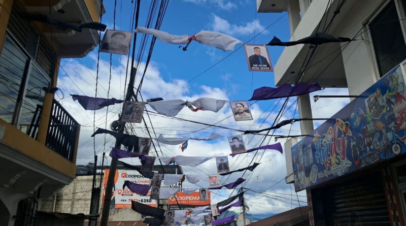 Barriletes instalados en San Pedro La Laguna para la temporada de Todos los Santos.
