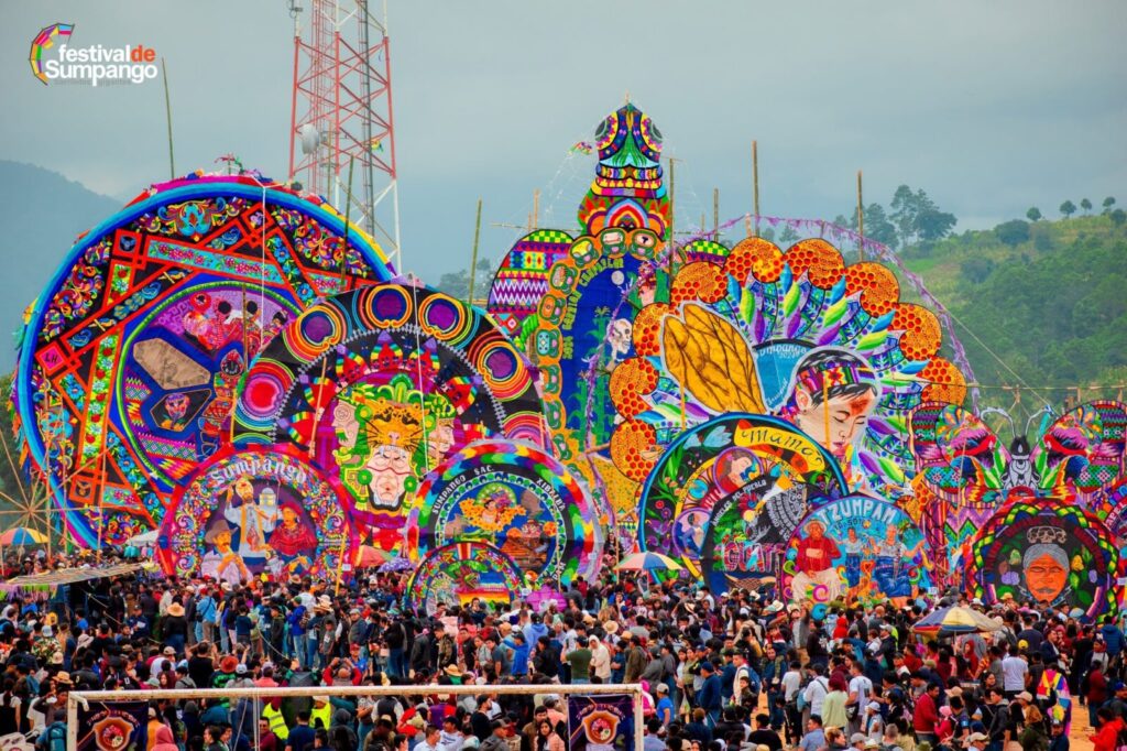 Barriletes gigantes de colores en Sumpango, Sacatepéquez.