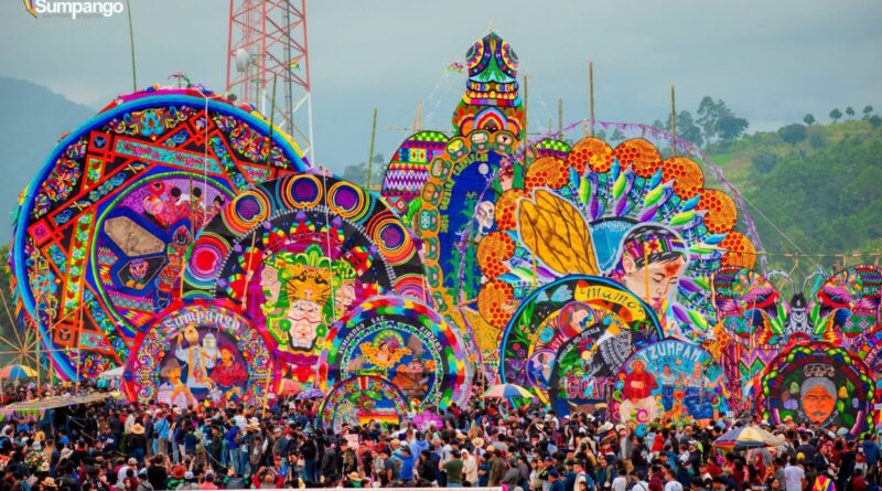 Barriletes gigantes de colores en Sumpango, Sacatepéquez.