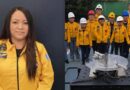 La educadora Pamela López junto a estudiantes del Club Constelación Quetzal.