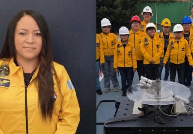 La educadora Pamela López junto a estudiantes del Club Constelación Quetzal.