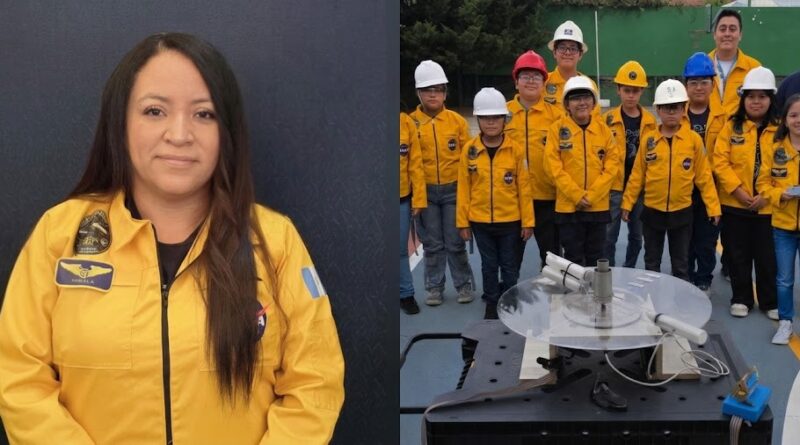 La educadora Pamela López junto a estudiantes del Club Constelación Quetzal.